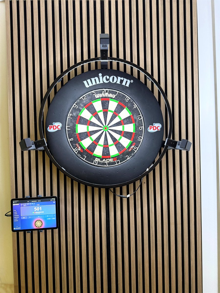Komplettes Setup an der Wand: Board, Kameraring und Tablet mit laufendem Spiel