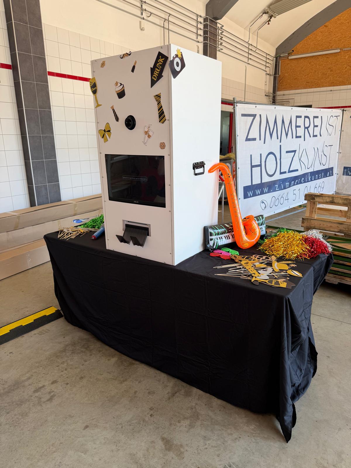 Fotobox seitlich mit Kamera, Touchscreen und Fotodrucker